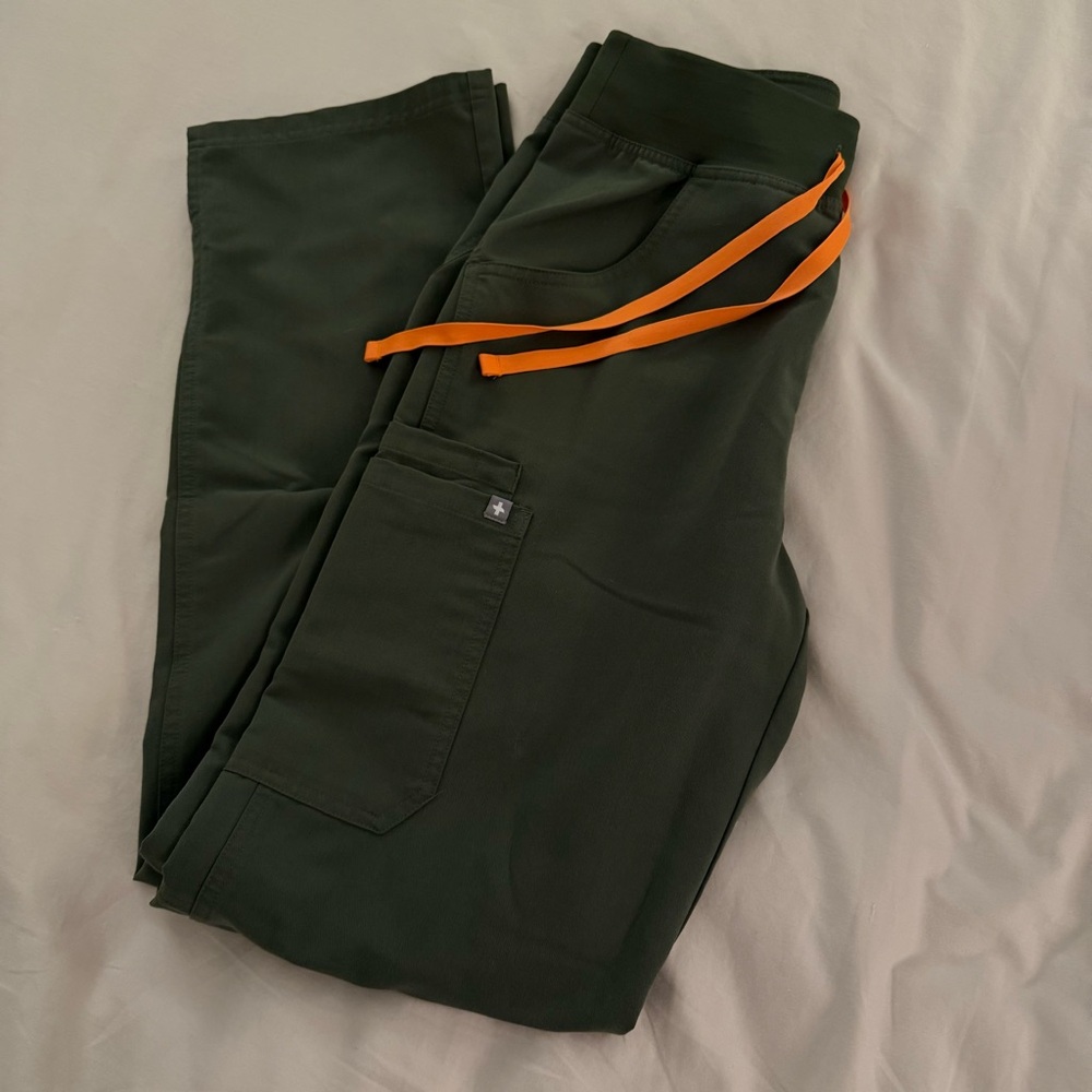 Figs Kade Cargo HR Moss